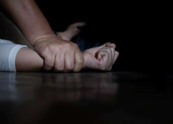 Jovem é estuprada durante encontro com homem e é socorrida por idosa na Capital