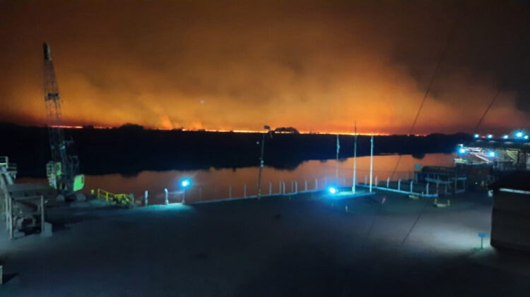 Bombeiros e Brigadistas trabalham arduamente para combater fogo no Pantanal