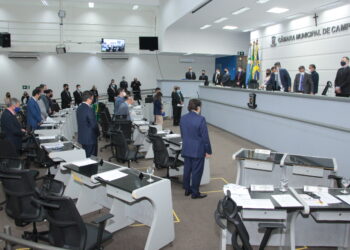 Vereadores analisam quatro projetos e recurso na sessão desta terça-feira