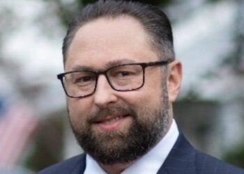 Ex-conselheiro de Trump é detido pela PF no aeroporto de Brasília