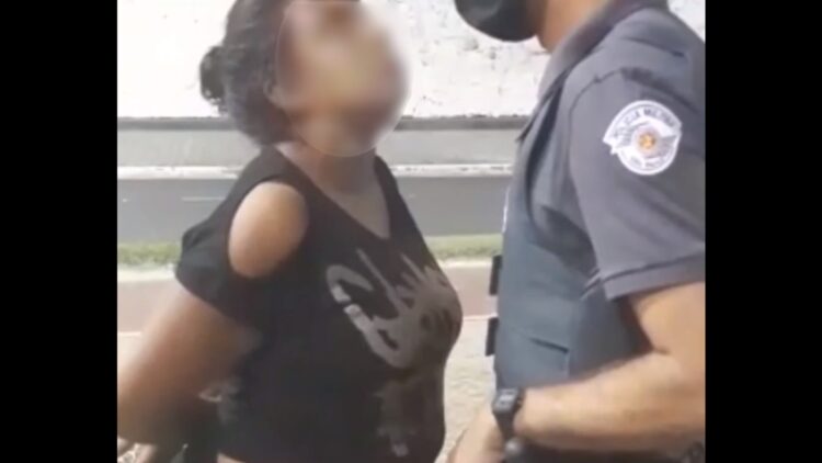 Durante briga em conveniência, mulheres agridem e xingam policiais e acabam presas