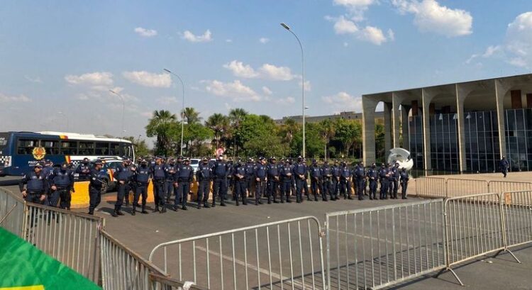 PM faz barreira humana para proteger STF de manifestantes pró-Bolsonaro