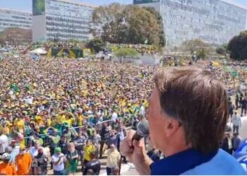 “Não aceitaremos que passem por cima da Constituição”, diz Bolsonaro em crítica ao STF