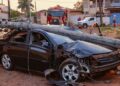 Em quarto acidente com poste, estrutura cai inteira em cima de carro na Capital