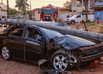 Em quarto acidente com poste, estrutura cai inteira em cima de carro na Capital