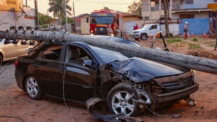 Em quarto acidente com poste, estrutura cai inteira em cima de carro na Capital