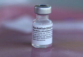 Diretor da Pfizer prevê volta à “vida normal” em um ano