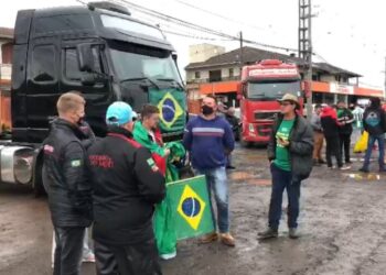 Caminhoneiros bolsonaristas bloqueiam rodovias federais, inclusive em MS