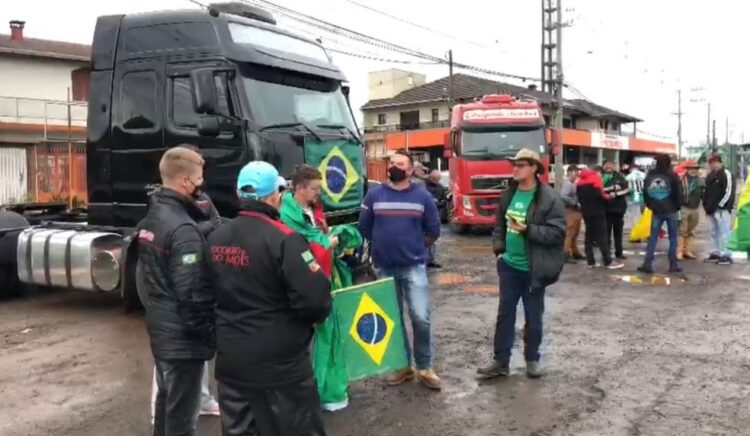 Caminhoneiros bolsonaristas bloqueiam rodovias federais, inclusive em MS