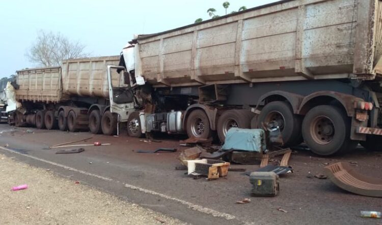 Colisão entre 4 carretas mata dois motoristas e deixam outros em estado grave na BR-262