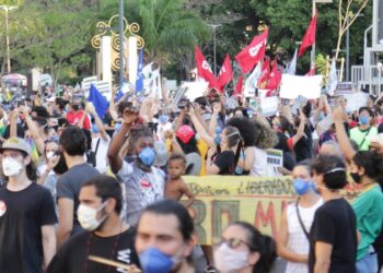 Logo após protestos de cedo, manifestantes contra Bolsonaro lotam Praça Ary Coelho na Capital