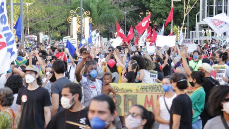 Logo após protestos de cedo, manifestantes contra Bolsonaro lotam Praça Ary Coelho na Capital