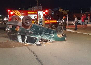 Capotamento, após colisão entre 2 carros deixam pessoas feridas na Capital