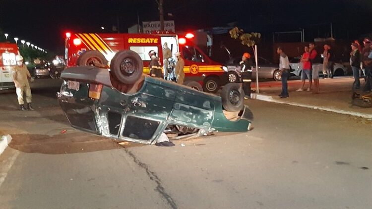 Capotamento, após colisão entre 2 carros deixam pessoas feridas na Capital