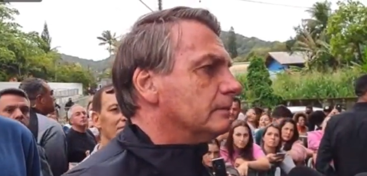 Pela primeira vez, Bolsonaro é barrado por não ter tomado vacina e não pode ver jogo do Santos
