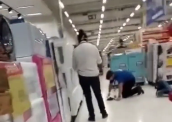 Vendedor do Carrefour é humilhado por gerente enquanto limpa chão de joelhos na Capital
