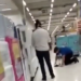 Vendedor do Carrefour é humilhado por gerente enquanto limpa chão de joelhos na Capital