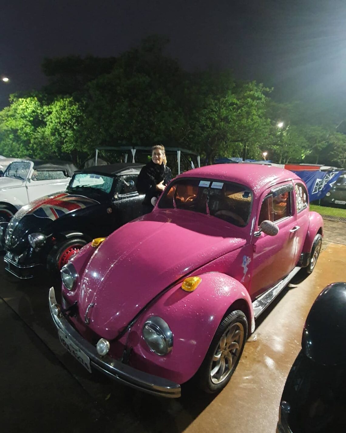 Casal de professores une paixão e a bordo de Fusca 1976 conhecem evento de carros antigos na fronteira