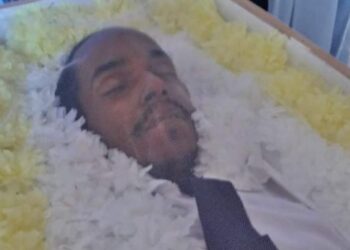 Família enterra travesti como homem e causa revolta em Sergipe