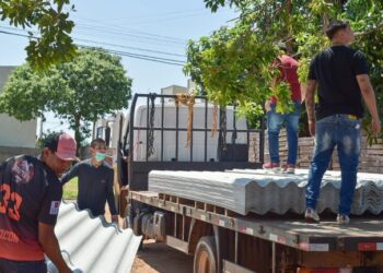 Prefeitura entrega materiais às famílias que tiveram suas casas danificadas pelo temporal