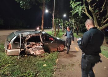 Bêbado e com 2 crianças no carro, motorista arranca poste e só para ao bater em árvore
