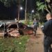 Bêbado e com 2 crianças no carro, motorista arranca poste e só para ao bater em árvore