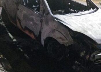 Vídeos: carro pega fogo e assusta populares no Jardim Panamá