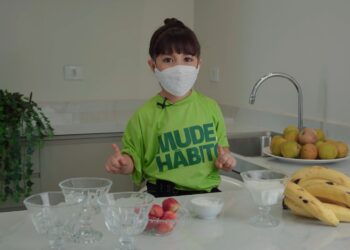 Aprenda a fazer danoninho caseiro e saudável com uma mini-influencer