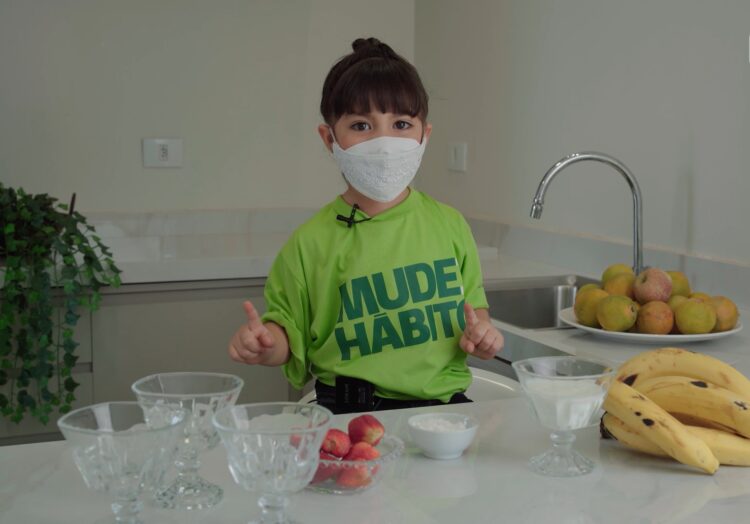 Aprenda a fazer danoninho caseiro e saudável com uma mini-influencer