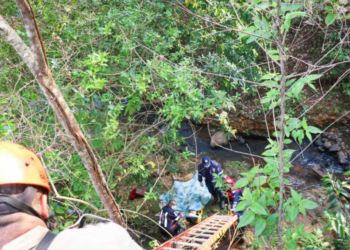 Casal cai de altura de 6 metros em córrego é resgatado pelos bombeiros na Capital