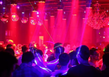 Jovem alega racismo ao ser expulso de boate LGBT, após bar não querer trocar cerveja quente