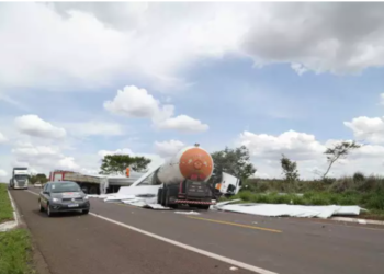 Colisão entre carreta e caminhão mata um motorista nesta tarde na BR-262