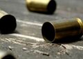 Rapaz é morto a tiros agora a tarde enquanto conversava com amigos na varanda na Capital