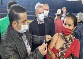 Governo amplia incentivos financeiros aos municípios que reforçarem vacinação contra Covid-19