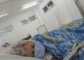 Com risco de amputação, idosa aguarda há 2 dias transferência para hospital em UPA