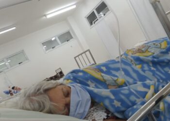 Com risco de amputação, idosa aguarda há 2 dias transferência para hospital em UPA