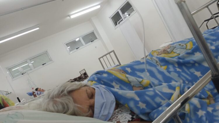 Com risco de amputação, idosa aguarda há 2 dias transferência para hospital em UPA