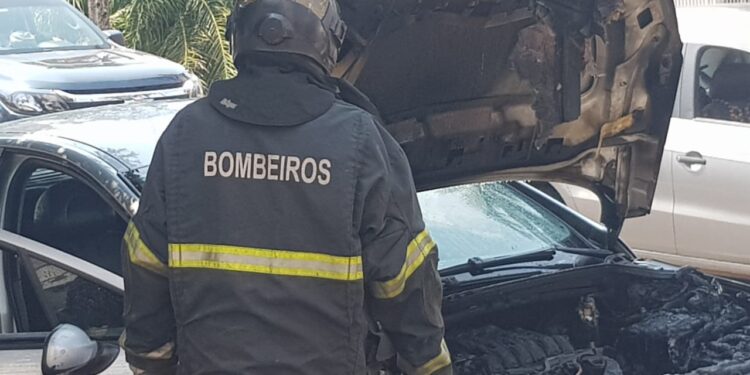 Vídeo: Motor de carro pega fogo na Afonso Pena, assusta populares e bombeiros são acionados