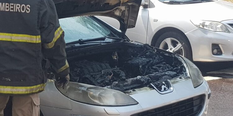 Vídeo: Motor de carro pega fogo na Afonso Pena, assusta populares e bombeiros são acionados