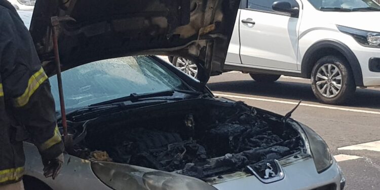 Vídeo: Motor de carro pega fogo na Afonso Pena, assusta populares e bombeiros são acionados