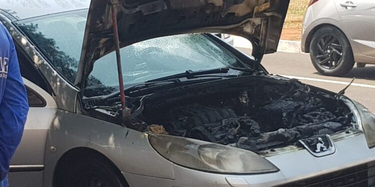Vídeo: Motor de carro pega fogo na Afonso Pena, assusta populares e bombeiros são acionados
