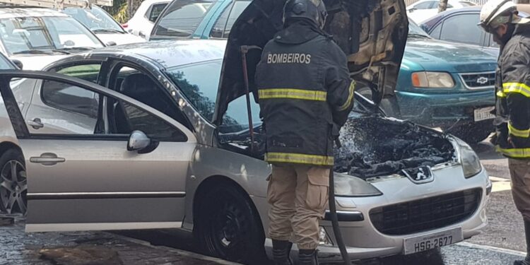 Vídeo: Motor de carro pega fogo na Afonso Pena, assusta populares e bombeiros são acionados