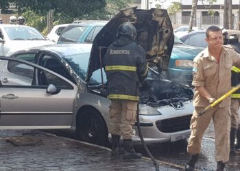 Vídeo: Motor de carro pega fogo na Afonso Pena, assusta populares e bombeiros são acionados