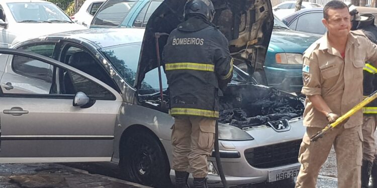 Vídeo: Motor de carro pega fogo na Afonso Pena, assusta populares e bombeiros são acionados