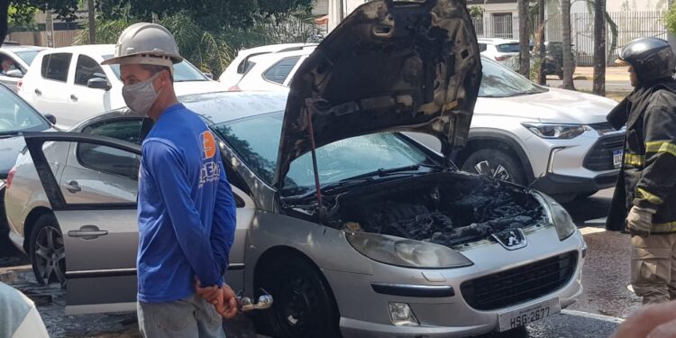 Vídeo: Motor de carro pega fogo na Afonso Pena, assusta populares e bombeiros são acionados