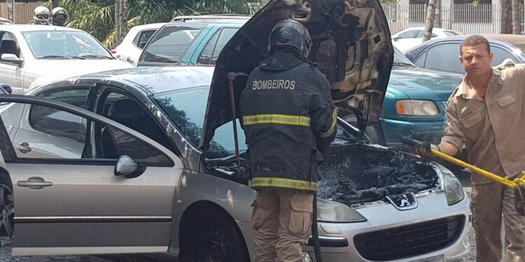 Vídeo: Motor de carro pega fogo na Afonso Pena, assusta populares e bombeiros são acionados
