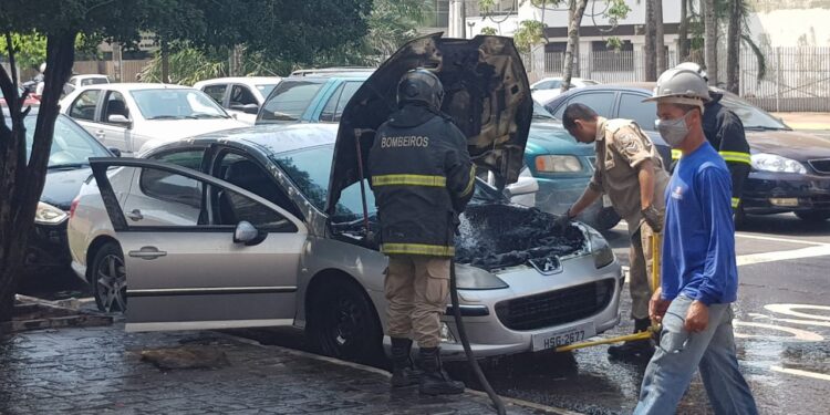 Vídeo: Motor de carro pega fogo na Afonso Pena, assusta populares e bombeiros são acionados