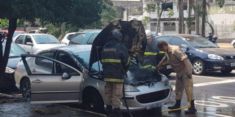 Vídeo: Motor de carro pega fogo na Afonso Pena, assusta populares e bombeiros são acionados