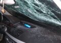 “Chama a polícia”: Irritado, homem quebra carro estacionado em frente à garagem e deixa bilhete