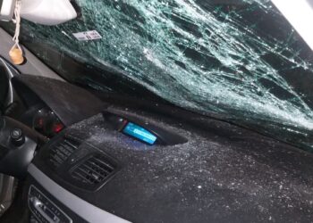 “Chama a polícia”: Irritado, homem quebra carro estacionado em frente à garagem e deixa bilhete
